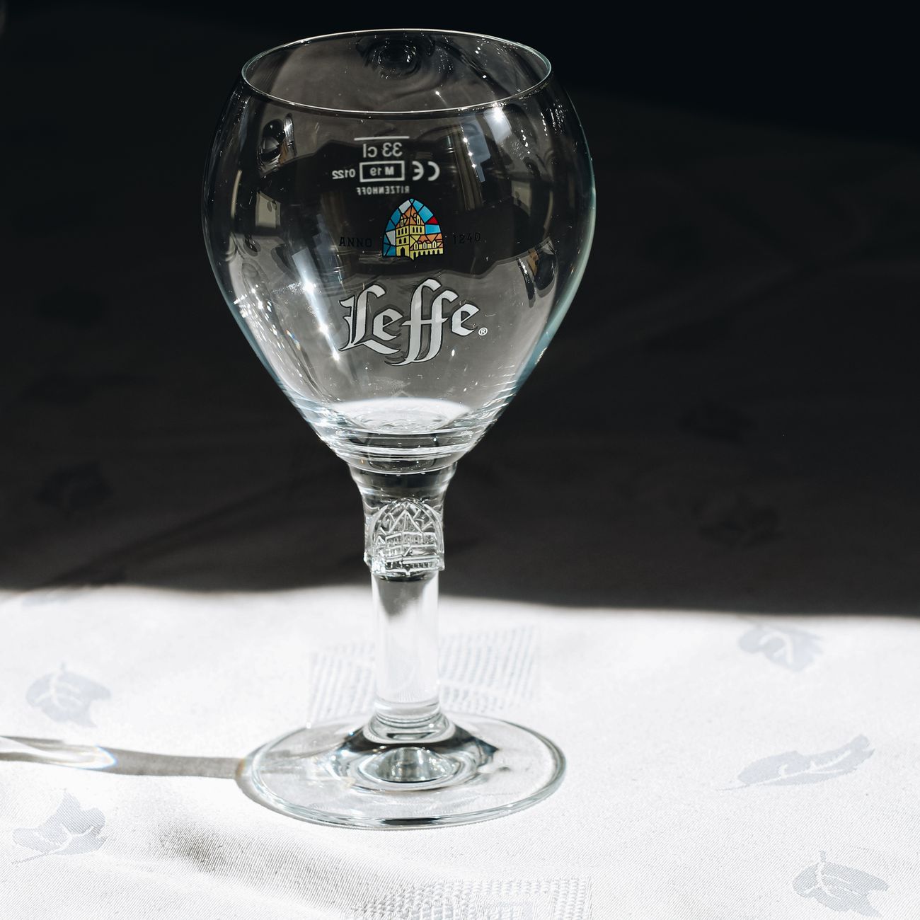 Belgisch speciaalbier in historisch glas op houten tafel