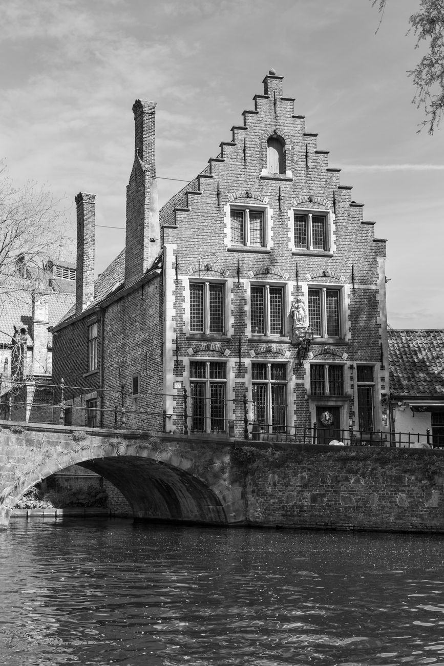 Schilderachtige gracht in Brugge, België